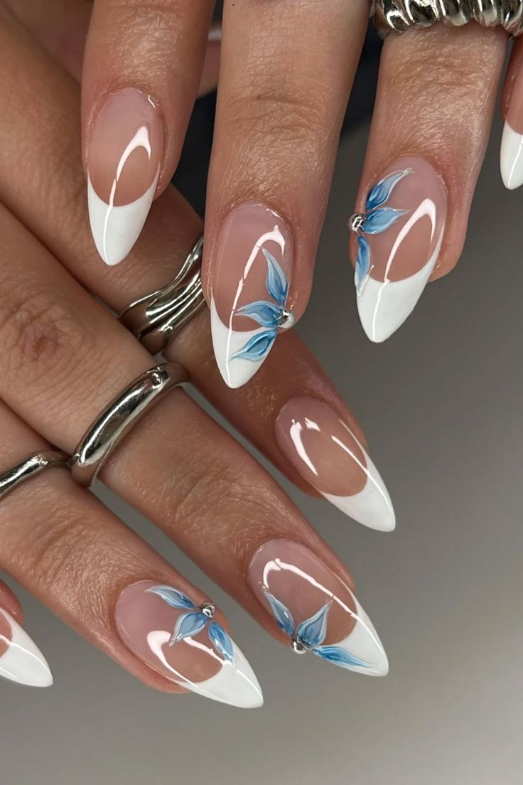 Pose Gel-X amande, feuillage bleu et french blanche