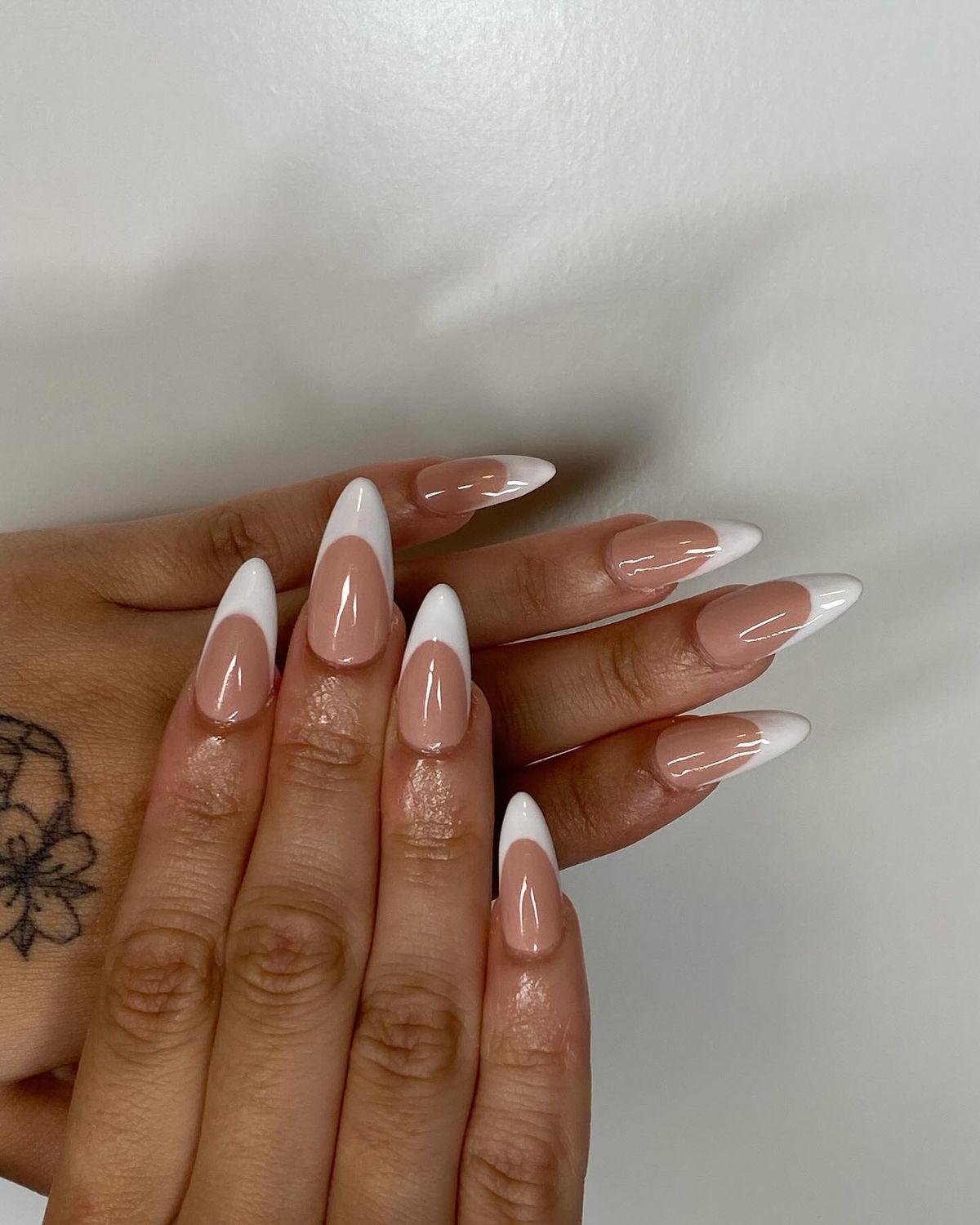 Pose Gel-X amande longue, french blanche